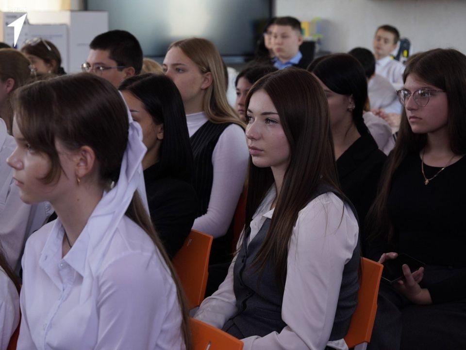 Специалисты Движения Первых презентовали третий выпуск «Журнала Первых» в школах Геническа Специалисты Движения Первых презентовали третий выпуск «Журнала Первых» в школах Геническа