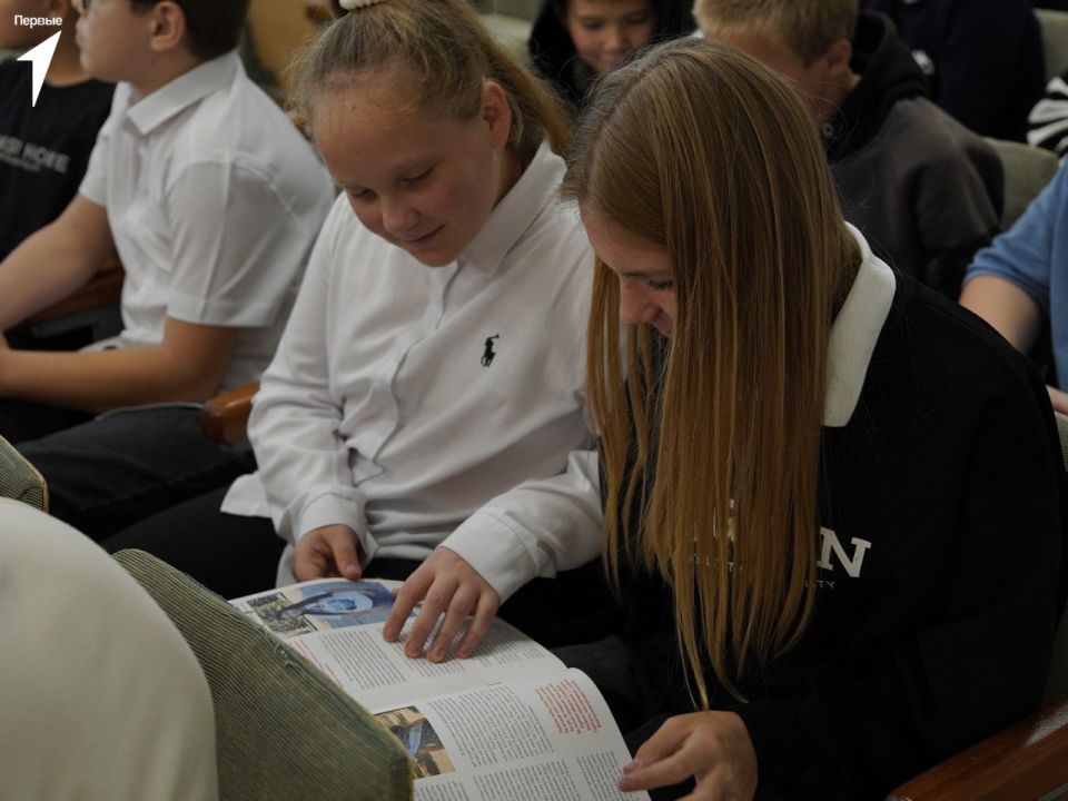 Специалисты Движения Первых презентовали третий выпуск «Журнала Первых» в школах Геническа Специалисты Движения Первых презентовали третий выпуск «Журнала Первых» в школах Геническа
