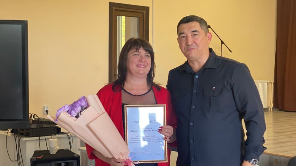 Энвер Абдураимов: Ко Дню учителя в Каланчакской школе «Единая Россия» организовала приём граждан и поздравила учителей Энвер Абдураимов: Ко Дню учителя в Каланчакской школе «Единая Россия» организовала приём граждан и поздравила учителей