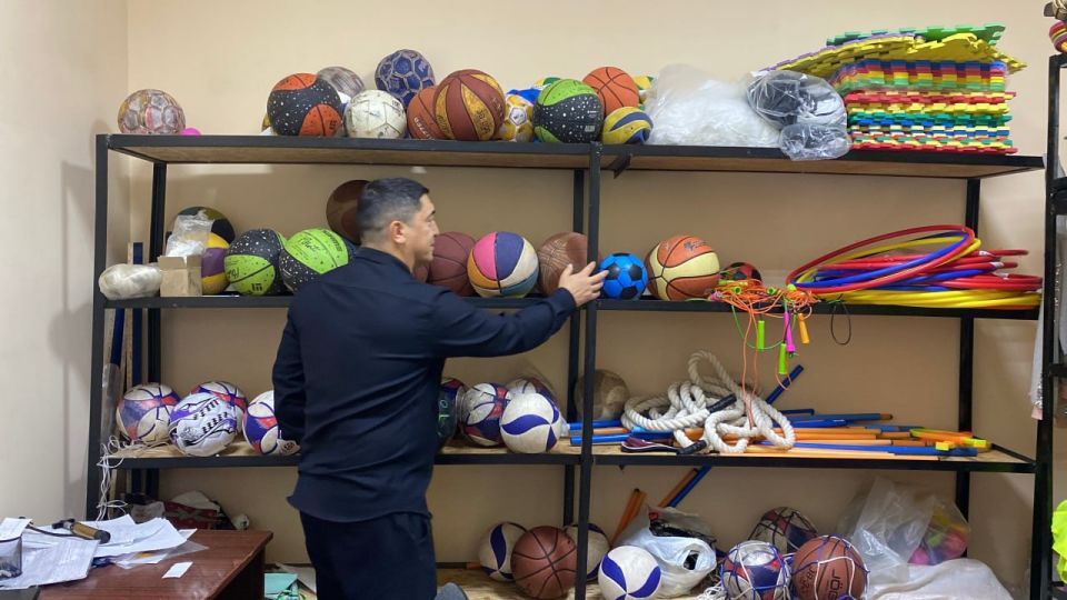 Энвер Абдураимов: Ко Дню учителя в Каланчакской школе «Единая Россия» организовала приём граждан и поздравила учителей Энвер Абдураимов: Ко Дню учителя в Каланчакской школе «Единая Россия» организовала приём граждан и поздравила учителей