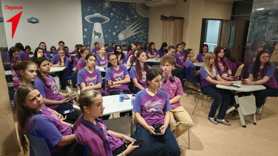 Первые в Артеке!. Друзья, помните мы писали об активистке Движения Первых Изольду Землянскую, которая выиграла поездку в Артек? Сегодня она поделилась с нами кадрами своего путешествия Первые в Артеке!. Друзья, помните мы писали об активистке Движения Первых Изольду Землянскую, которая выиграла поездку в Артек? Сегодня она поделилась с нами кадрами своего путешествия