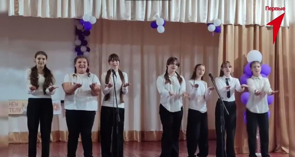 Первые Новотроицкой школы поздравили педагогов с Днем учителя