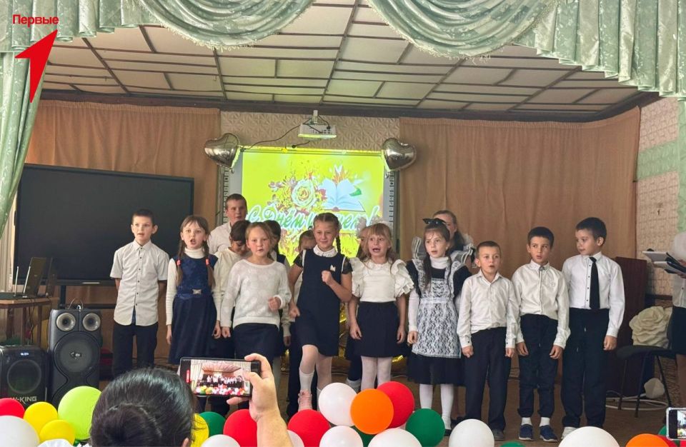 Первые Григорьевской школы поздравили педагогов с Днем учителя Первые Григорьевской школы поздравили педагогов с Днем учителя