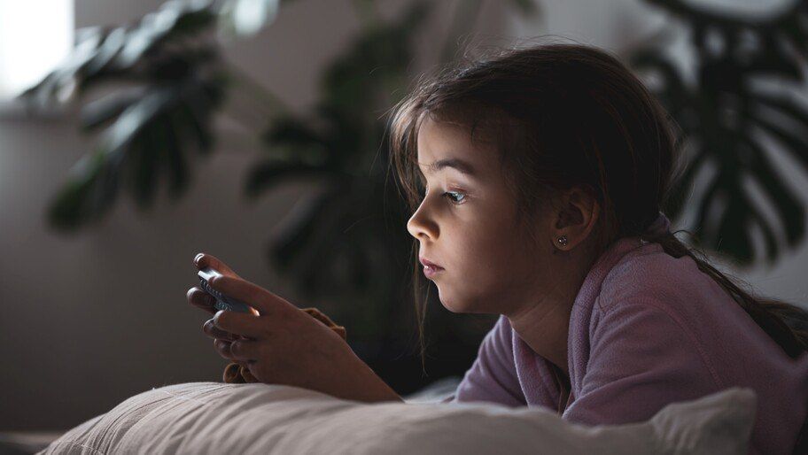 Эксперт объяснила, как родителям защитить детей от кибермошенников