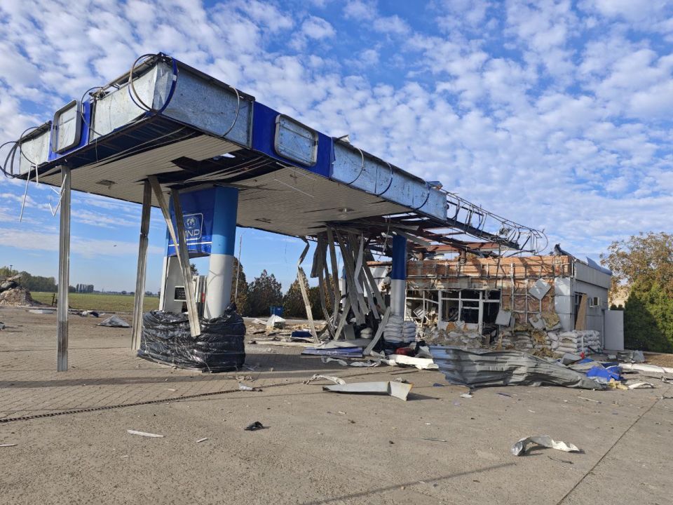 В результате обстрела ВСУ в Великой Лепетихе разрушена АЗС, сообщили в Администрации округа