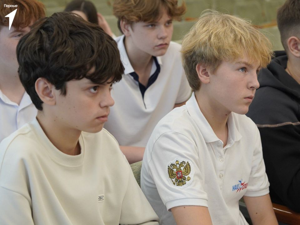Специалисты Движения Первых презентовали третий выпуск «Журнала Первых» в школах Геническа
