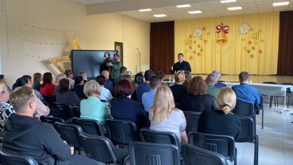 Энвер Абдураимов: Ко Дню учителя в Каланчакской школе «Единая Россия» организовала приём граждан и поздравила учителей Энвер Абдураимов: Ко Дню учителя в Каланчакской школе «Единая Россия» организовала приём граждан и поздравила учителей