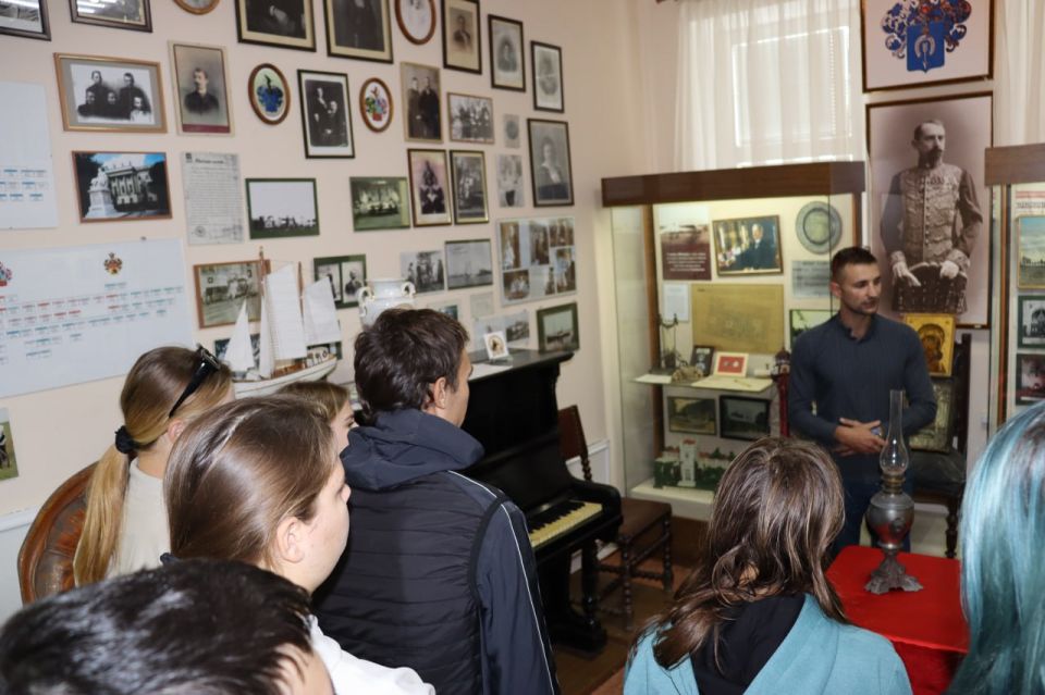 В Скадовском краеведческом музее провели экскурсию для студентов аграрного колледжа В Скадовском краеведческом музее провели экскурсию для студентов аграрного колледжа