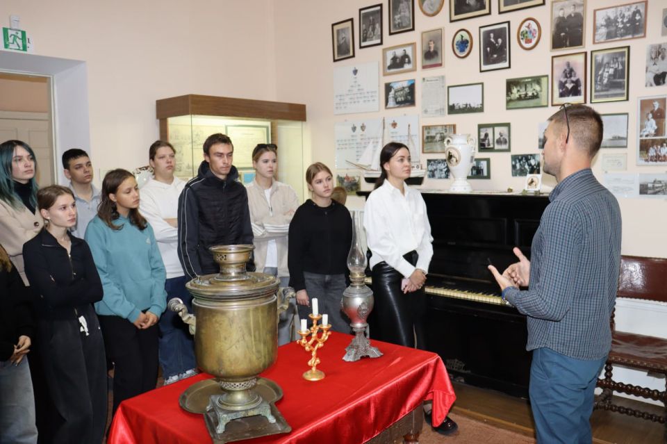 В Скадовском краеведческом музее провели экскурсию для студентов аграрного колледжа В Скадовском краеведческом музее провели экскурсию для студентов аграрного колледжа