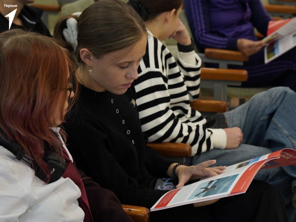 Специалисты Движения Первых презентовали третий выпуск «Журнала Первых» в школах Геническа Специалисты Движения Первых презентовали третий выпуск «Журнала Первых» в школах Геническа