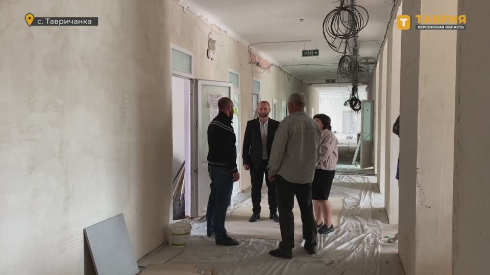 Строители завершили ремонт кровли в Тавричанской школе
