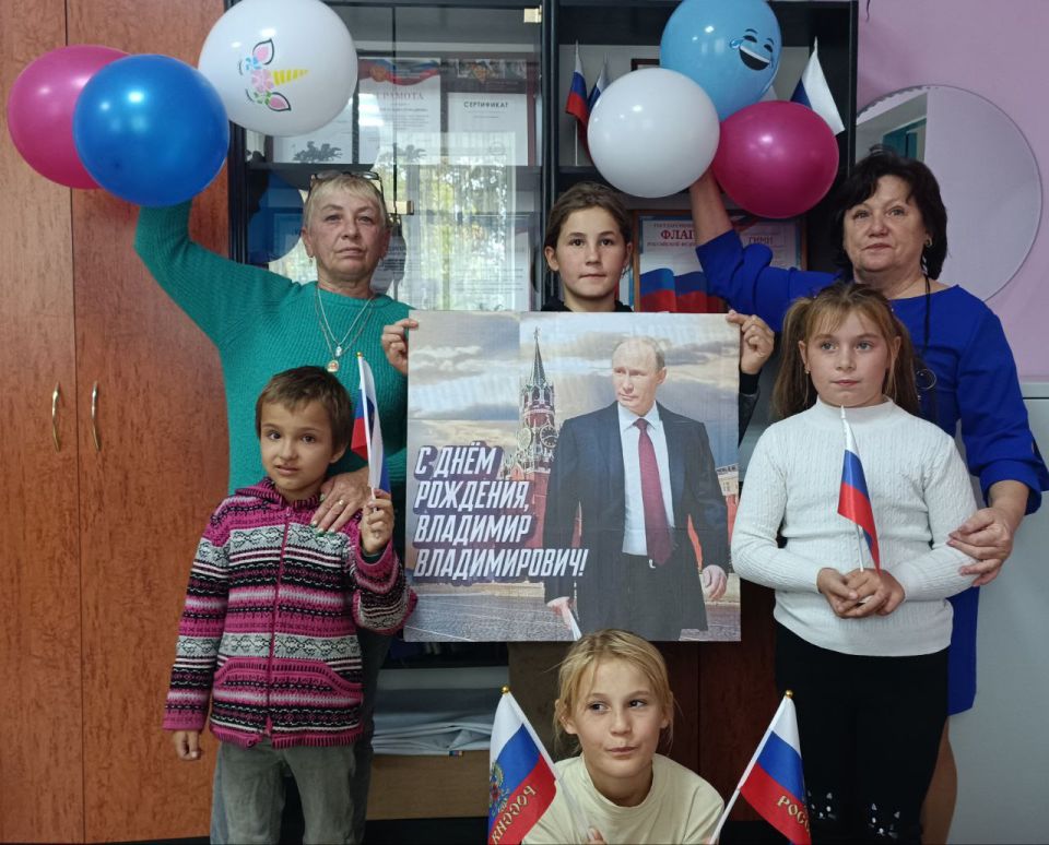 В честь дня рождения Президента Российской Федерации Владимира Владимировича Путина в Богдановском сельском клубе прошла познавательная беседа, посвящённая жизни и деятельности главы государства В честь дня рождения Президента Российской Федерации Владимира Владимировича Путина в Богдановском сельском клубе прошла познавательная беседа, посвящённая жизни и деятельности главы государства