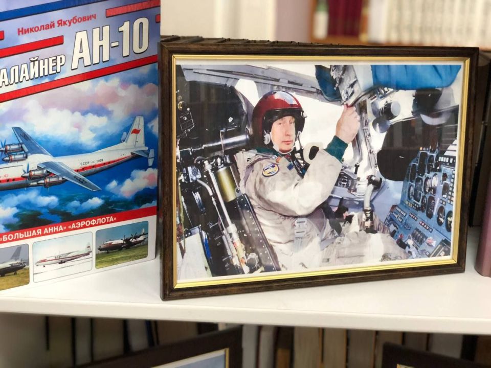 «Владимир Путин – история жизни»: в Генической библиотеке открыта тематическая выставка ко дню рождения Президента «Владимир Путин – история жизни»: в Генической библиотеке открыта тематическая выставка ко дню рождения Президента