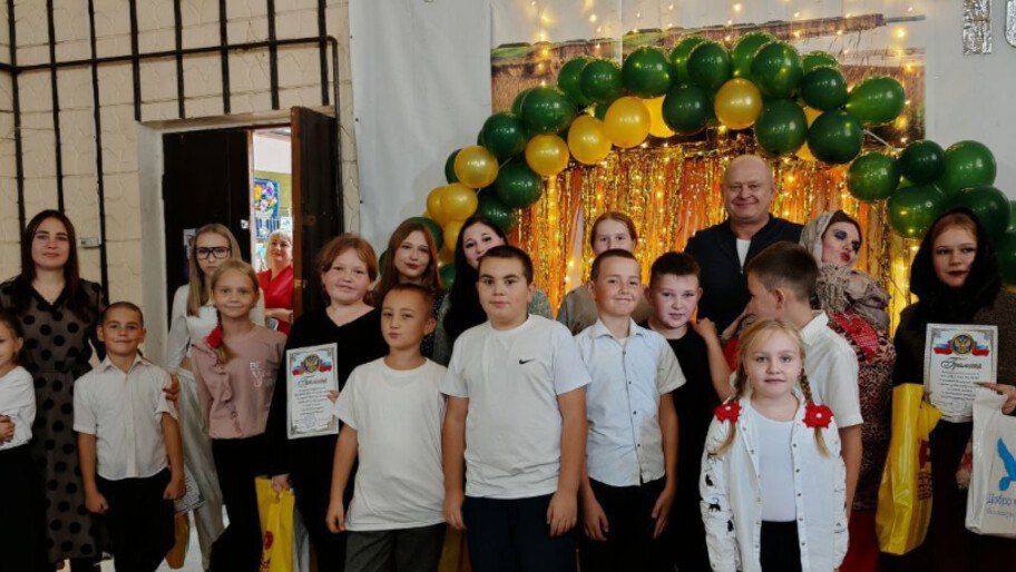 Концерт, угощения и подарки для жителей