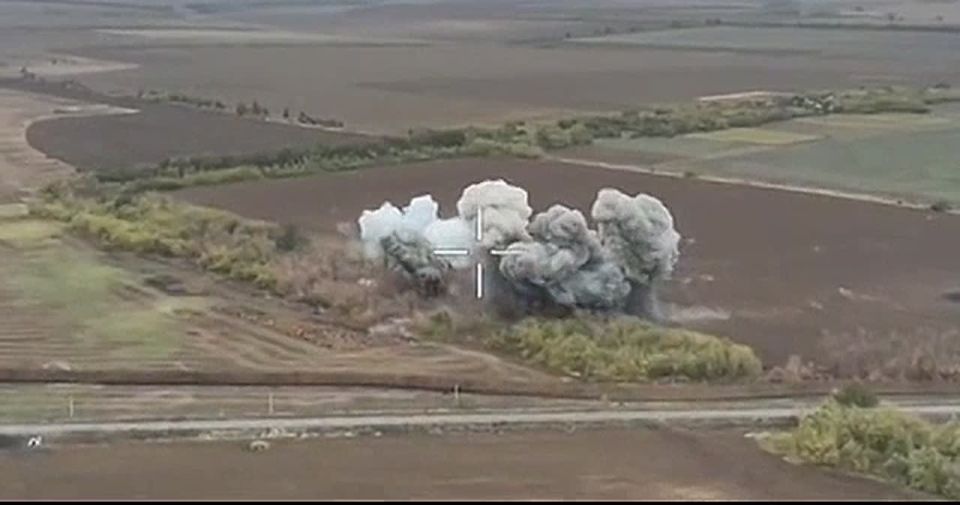 Красивые кадры прилета трех авиабомб ФАБ-250 с УМПК по опорнику боевиков киевского режима