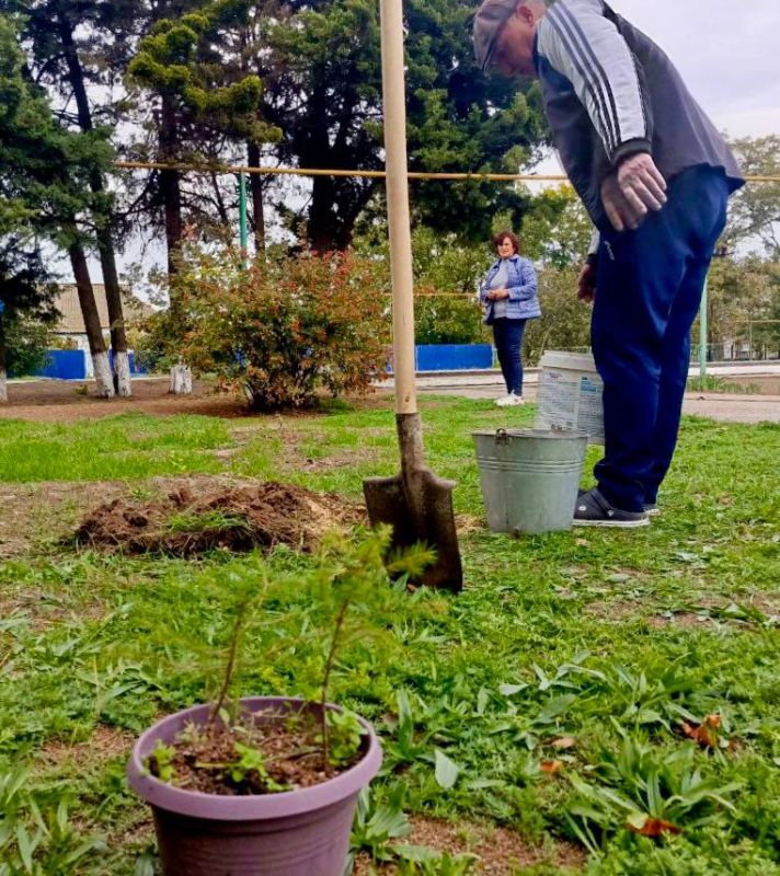 Субботник в Широчанском Доме культуры Субботник в Широчанском Доме культуры