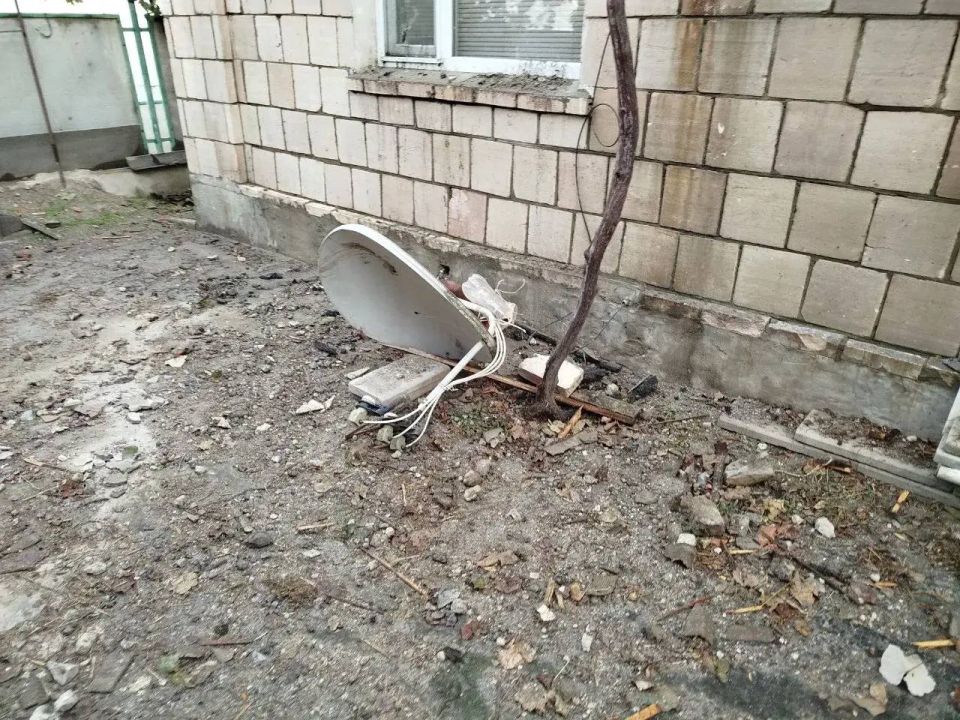 Частный дом поврежден в Новокаховском округе в результате сброса взрывного устройства с БпЛА ВСУ Частный дом поврежден в Новокаховском округе в результате сброса взрывного устройства с БпЛА ВСУ
