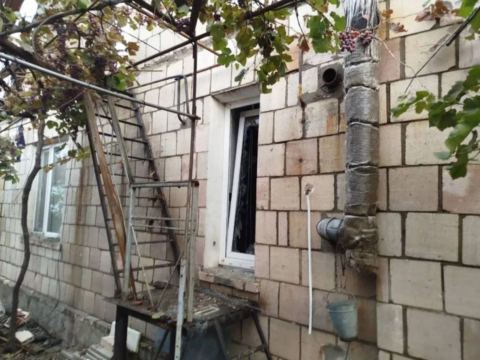 В результате атаки БПЛА ВСУ в Новокаховском округе поврежден частный дом В результате атаки БПЛА ВСУ в Новокаховском округе поврежден частный дом