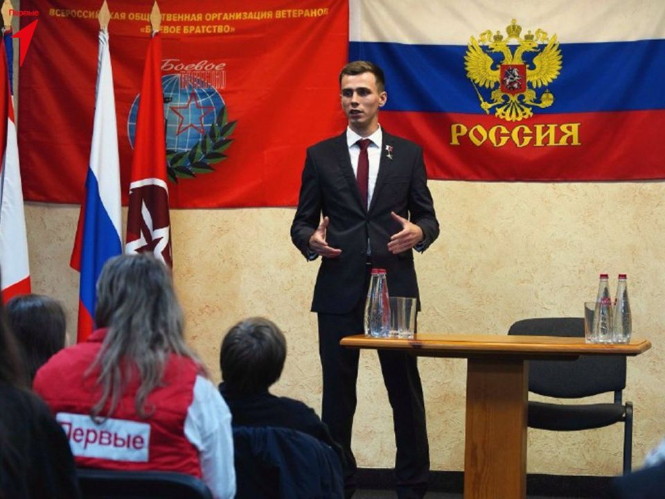 Первые и юнармейцы встретились с Героем России Владиславом Головиным Первые и юнармейцы встретились с Героем России Владиславом Головиным