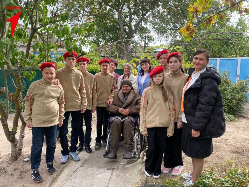 Первые совместно с юноармейцами и членами партии «Единая Россия» поздравили ветеранов!