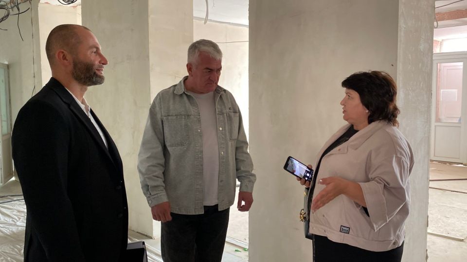 Строители в Тавричанской школе перешли к внутренней отделке помещений Строители в Тавричанской школе перешли к внутренней отделке помещений