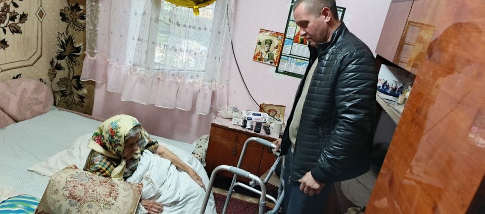 "Обещали сделать доброе дело – выполняем": секретарь партии "Единая Россия" Алешкинского округа, глава муниципалитета Руслан Хоменко совместно с председателем местного Совета депутатов Ларисой Макаренко передали поручение... "Обещали сделать доброе дело – выполняем": секретарь партии "Единая Россия" Алешкинского округа, глава муниципалитета Руслан Хоменко совместно с председателем местного Совета депутатов Ларисой Макаренко передали поручение...