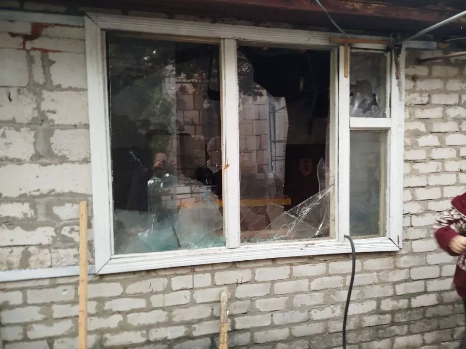 Частный дом поврежден в Новокаховском округе в результате сброса взрывного устройства с БпЛА ВСУ Частный дом поврежден в Новокаховском округе в результате сброса взрывного устройства с БпЛА ВСУ