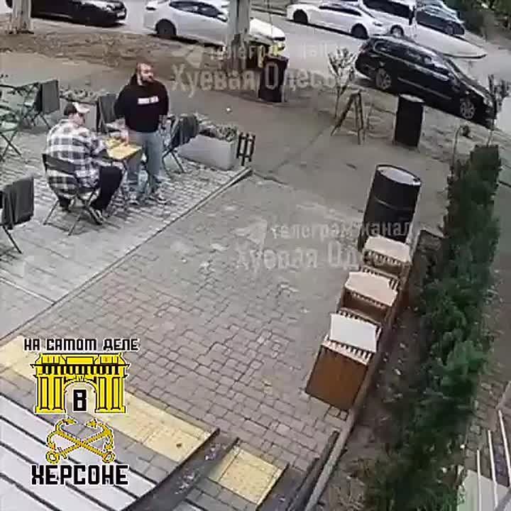 В Одессе мужчина отогнал сотрудника ТЦК складным стулом