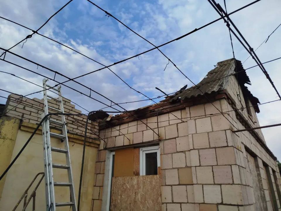 Частный дом поврежден в Новокаховском округе в результате сброса взрывного устройства с БпЛА ВСУ Частный дом поврежден в Новокаховском округе в результате сброса взрывного устройства с БпЛА ВСУ