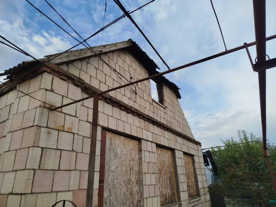 Частный дом поврежден в Новокаховском округе в результате сброса взрывного устройства с БпЛА ВСУ Частный дом поврежден в Новокаховском округе в результате сброса взрывного устройства с БпЛА ВСУ