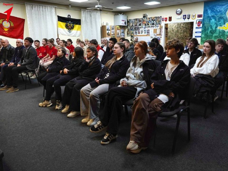 Первые и юнармейцы встретились с Героем России Владиславом Головиным Первые и юнармейцы встретились с Героем России Владиславом Головиным