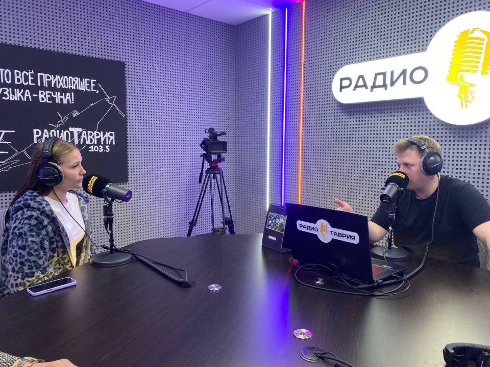 «Единая Россия» и телеканал «Таврия» организовали для школьников увлекательную в телевизионное закулисье «Единая Россия» и телеканал «Таврия» организовали для школьников увлекательную в телевизионное закулисье