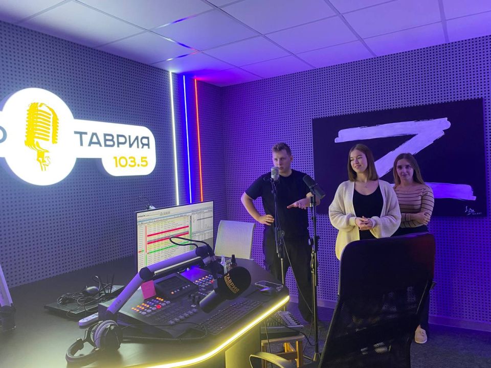 «Единая Россия» и телеканал «Таврия» организовали для школьников увлекательную в телевизионное закулисье «Единая Россия» и телеканал «Таврия» организовали для школьников увлекательную в телевизионное закулисье