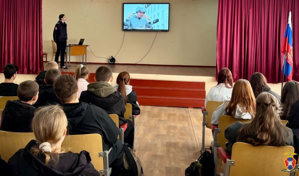 В Херсонской области сотрудники Госавтоинспекции провели профилактическую беседу со школьниками