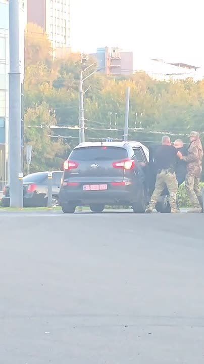 ТЦК - трусы.. Как видно на кадрах из Днепропетровска, настойчивый отпор может спасти жителя остатков Украины от смерти на фронте