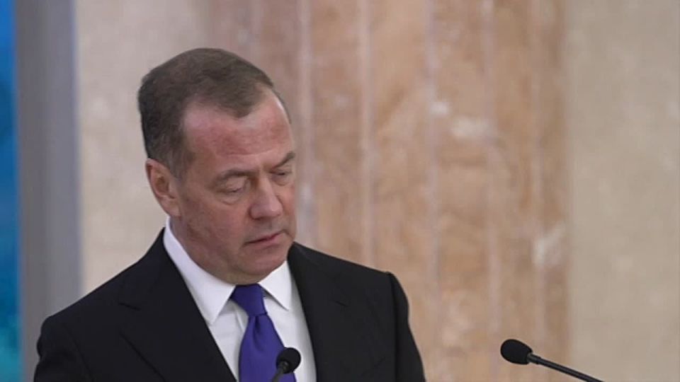 Медведев поблагодарил Ким Чен Ына за отправку контингента бойцов контингента Корейской Народной Армии и проявленный героизм корейских бойцов в ходе освобождения Курской области