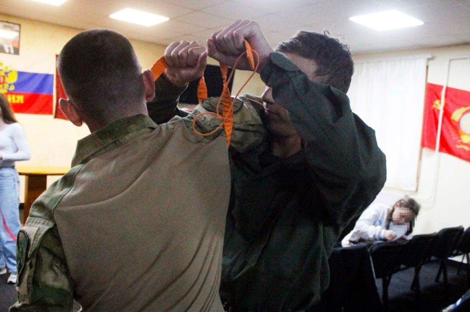 Росгвардейцы провели в Геническе урок по тактической медицине для юнармейцев и представителей молодежных организаций Росгвардейцы провели в Геническе урок по тактической медицине для юнармейцев и представителей молодежных организаций