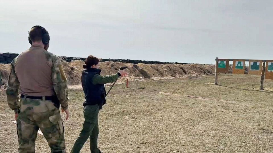 Сотрудники следственного управления СКР по Херсонской области продолжают проводить учебные стрельбы на полигоне