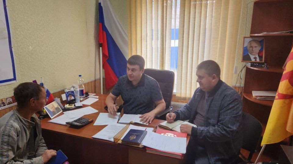 Депутат от партии "Единая Россия" Евгений Титаренко провел прием граждан в селе Железный Порт Депутат от партии "Единая Россия" Евгений Титаренко провел прием граждан в селе Железный Порт
