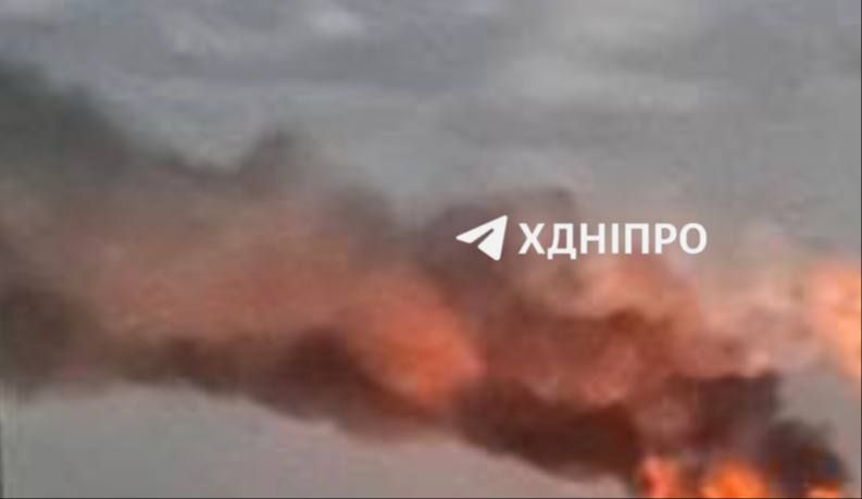 Днепр "поймал" БпЛА. После атаки сильный пожар Днепр "поймал" БпЛА. После атаки сильный пожар