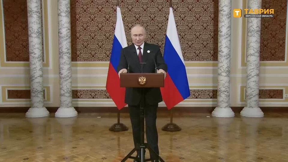 Российские военнослужащие подарили Президенту на День рождения иконы, спасшие их от обстрелов