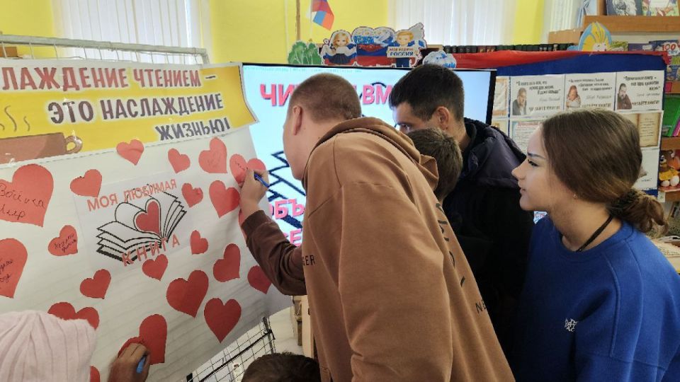 К Всероссийскому Дню чтения в Любимовской библиотеке прошла акция "Читаем вместе, объединяя сердца!" К Всероссийскому Дню чтения в Любимовской библиотеке прошла акция "Читаем вместе, объединяя сердца!"