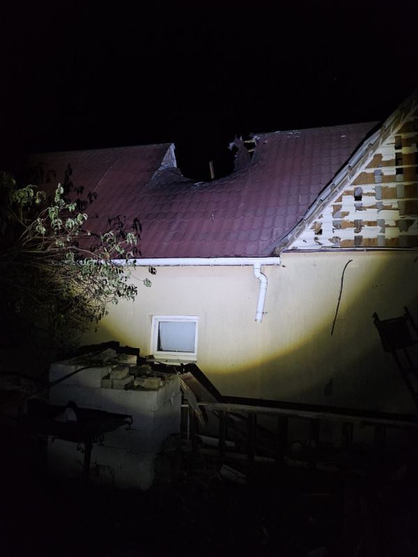 В Новой Маячке Алешкинского округа сбросом боеприпасов с БпЛА частично разрушен индивидуальный жилой дом, где проживала семья с детьми, сообщил Владимир Сальдо В Новой Маячке Алешкинского округа сбросом боеприпасов с БпЛА частично разрушен индивидуальный жилой дом, где проживала семья с детьми, сообщил Владимир Сальдо