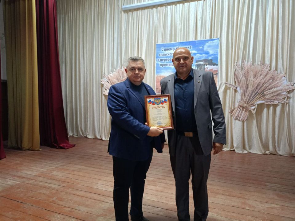 В День работника сельского хозяйства в Верхнесерогозском Доме культуры прошёл праздничный концерт и торжественное награждение В День работника сельского хозяйства в Верхнесерогозском Доме культуры прошёл праздничный концерт и торжественное награждение