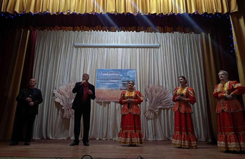 В День работника сельского хозяйства в Верхнесерогозском Доме культуры прошёл праздничный концерт и торжественное награждение В День работника сельского хозяйства в Верхнесерогозском Доме культуры прошёл праздничный концерт и торжественное награждение