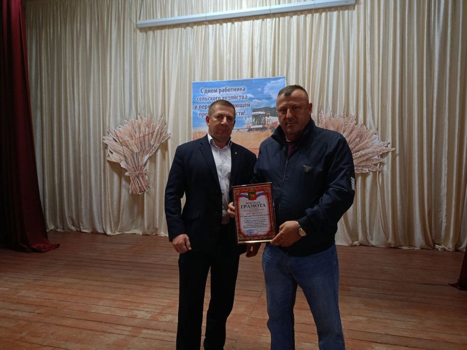 В День работника сельского хозяйства в Верхнесерогозском Доме культуры прошёл праздничный концерт и торжественное награждение
