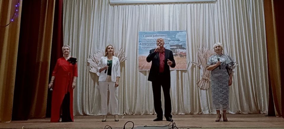 В День работника сельского хозяйства в Верхнесерогозском Доме культуры прошёл праздничный концерт и торжественное награждение В День работника сельского хозяйства в Верхнесерогозском Доме культуры прошёл праздничный концерт и торжественное награждение