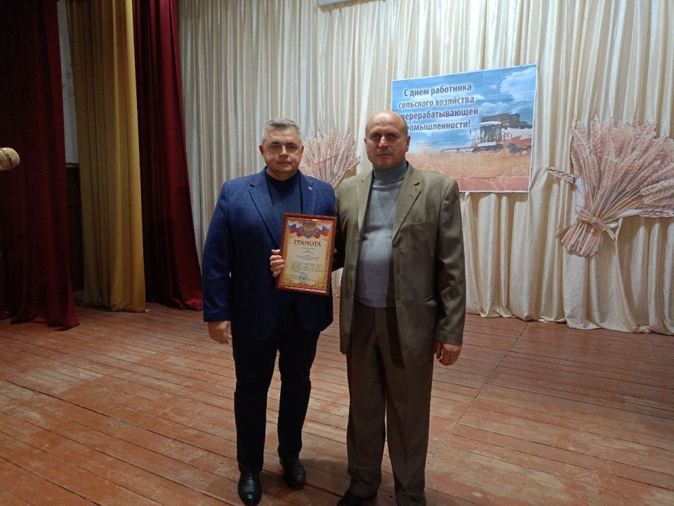 В День работника сельского хозяйства в Верхнесерогозском Доме культуры прошёл праздничный концерт и торжественное награждение В День работника сельского хозяйства в Верхнесерогозском Доме культуры прошёл праздничный концерт и торжественное награждение