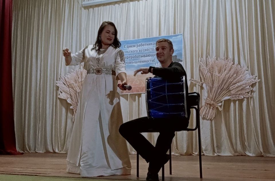 В День работника сельского хозяйства в Верхнесерогозском Доме культуры прошёл праздничный концерт и торжественное награждение В День работника сельского хозяйства в Верхнесерогозском Доме культуры прошёл праздничный концерт и торжественное награждение