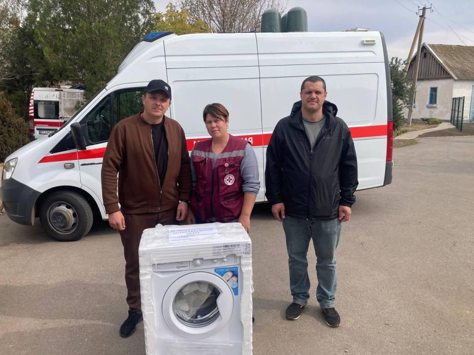 Рязанцы передали на станцию скорой помощи в Великой Лепетихе стиральную машину Рязанцы передали на станцию скорой помощи в Великой Лепетихе стиральную машину